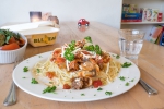 Spaghetti Bolognese of Spaghetti tomaten-groentesaus, met geraspte kaas en salade met tomaat en pestodressing