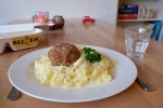 Zuurkoolstamppot met gehaktbal en jus of oesterzwamburger