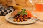 Italiaans gehaktbrood of Aubergineballetjes met Parmezaan, met aardappeltjes uit de oven en worteltjes